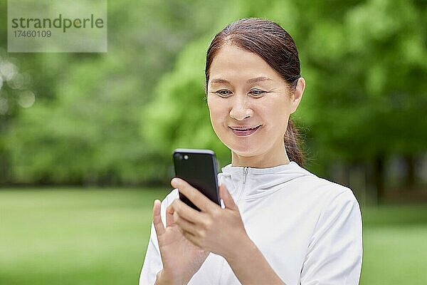 Japanische Seniorin in einem Stadtpark