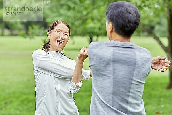 Japanisches Seniorenpaar trainiert in einem Stadtpark