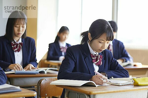 Japanische Schüler im Klassenzimmer