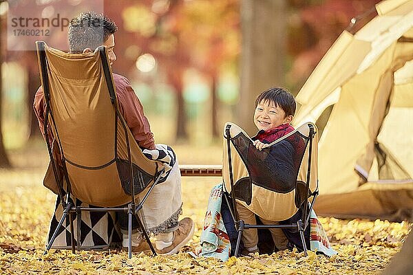 Japanische Familie auf dem Campingplatz