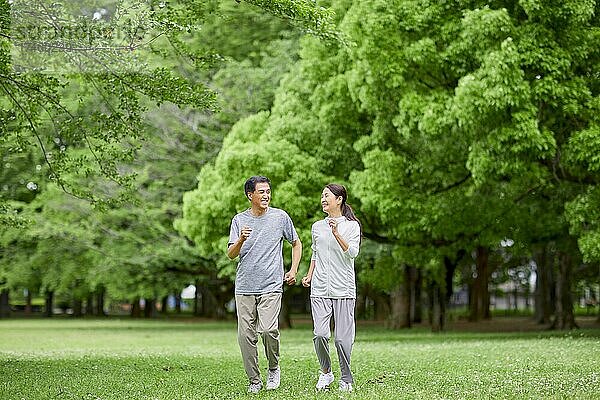 Japanisches Seniorenpaar trainiert in einem Stadtpark