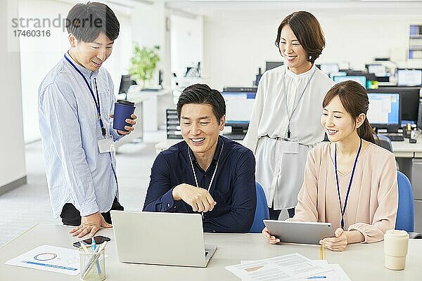 Japanische Geschäftsleute im Büro