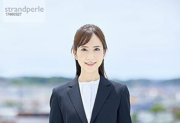 Porträt einer japanischen Geschäftsfrau im Freien