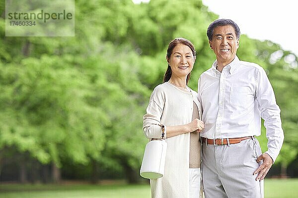 Japanisches älteres Paar in einem Stadtpark