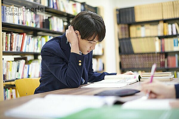 Japanischer Schüler in der Bibliothek