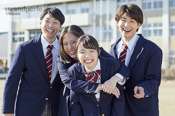 Japanische Schüler draußen