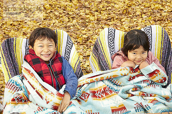 Japanische Familie auf dem Campingplatz