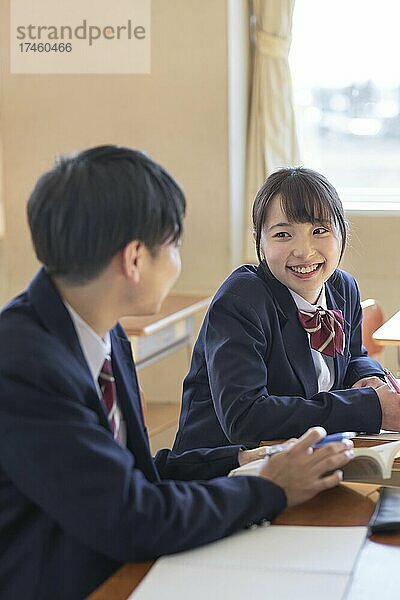 Japanische Schüler im Klassenzimmer