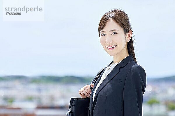 Porträt einer japanischen Geschäftsfrau im Freien