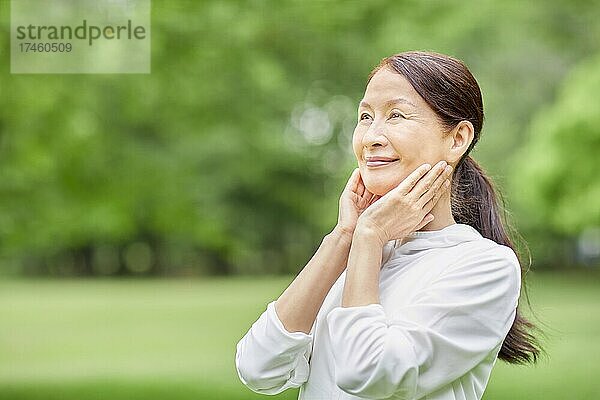 Japanische Seniorin in einem Stadtpark