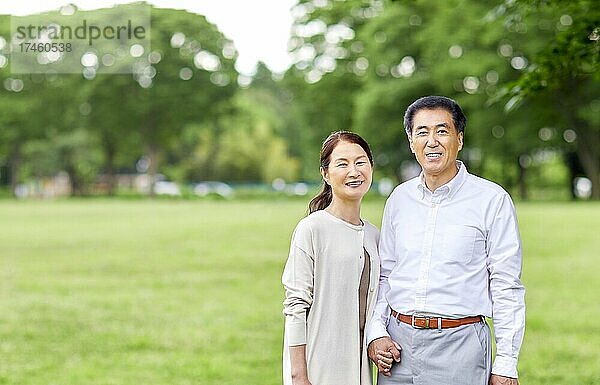 Japanisches älteres Paar in einem Stadtpark