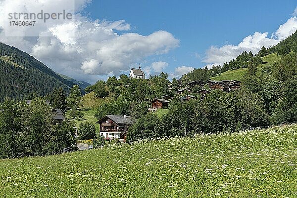 Dorfansicht mit der Kapelle der Heiligen Familie  Mühlebach  Wallis  Schweiz  Europa