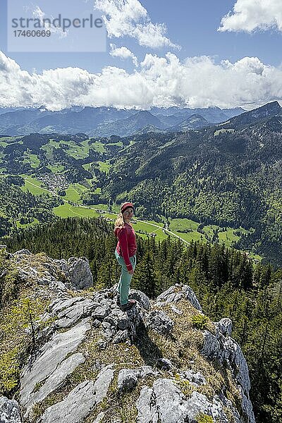 Wanderin blickt über das Chiemgautal  Gipfel des Mühlhörndl  Bayrische Voralpen  Chiemgautal  Aschau im Chiemgau  Chiemgauer Alpen  Bayern  Deutschland  Europa