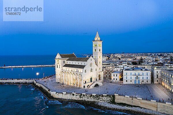 Luftaufnahme  Kathedrale San Nicola Pellegrino  Meereskathedrale von Trani  Trani  Apulien  Süditalien  Italien  Europa