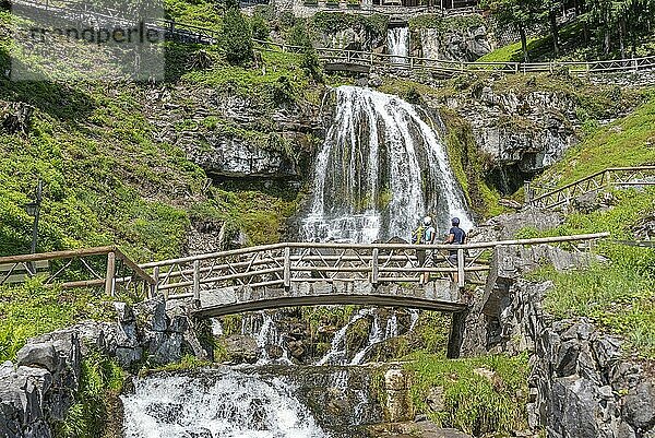 Wanderer am Wasserfall vor den Sankt Beatushöhlen  Beatenberg  Berner Oberland  Schweiz  Europa