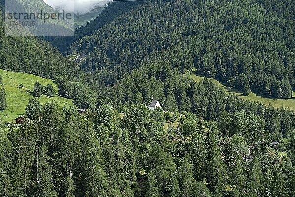 Landschaft mit der Kapelle der Heiligen Familie  Mühlebach  Wallis  Schweiz  Europa