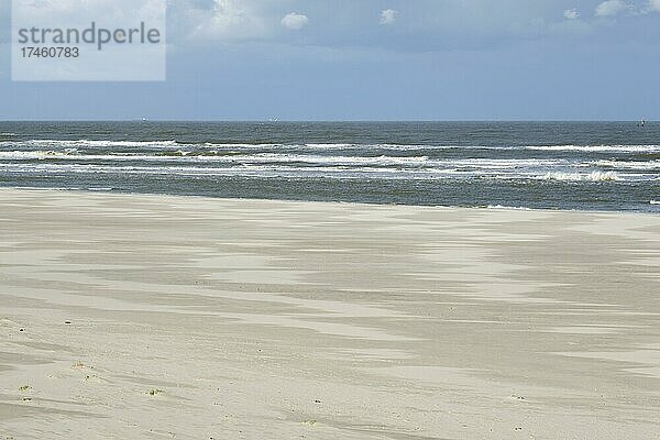 Sandstrand an der Nordseeküste  Wangerooge  Ostfriesische Insel  Ostfriesland  Niedersachsen  Deutschland  Europa