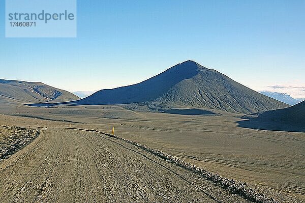 Raue Piste und karge Berge  Mondlandschaft  Mödrudalur  Ostisland  Island  Europa