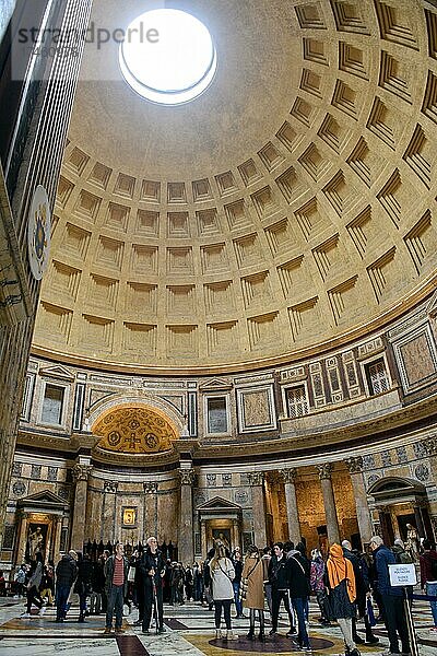 Innenraum von altrömischer Tempel Pantheon mit Kuppel  Kassettendecke  Oculus  Rom  Latium  Italien  Europa