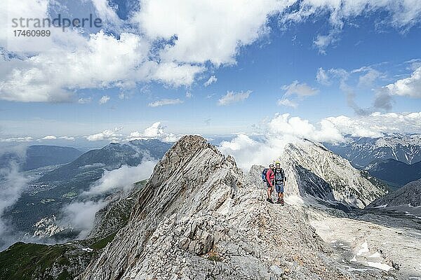 Junges Paar steht zusammen am Gipfel nach einer Wanderung  Wettersteingrad  Patenkirchner Dreitorspitze  Wettersteingebirge  Garmisch-Partenkirchen  Bayern  Deutschland  Europa