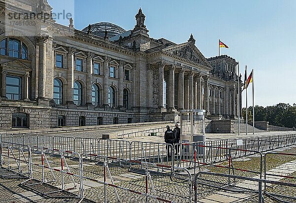 Umfassende Absperrungen vor dem Berliner Reichstag  Berlin  Deutschland  Europa