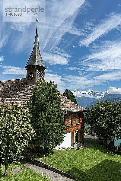 Evangelische Kirche  im Hintergrund das Berner Dreigestirn mit Eiger  Mönch und Jungfrau  Beatenberg  Berner Oberland  Schweiz  Europa