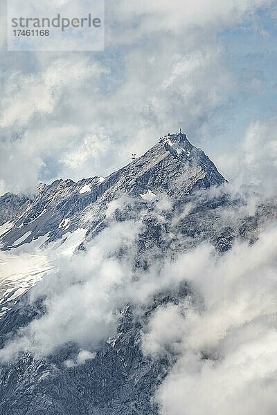 Gipfel der Zugspitze  Zugspitzplatt  Gipfel mit Zugspitzbahn  Wettersteingebirge  Garmisch-Partenkirchen  Bayern  Deutschland  Europa