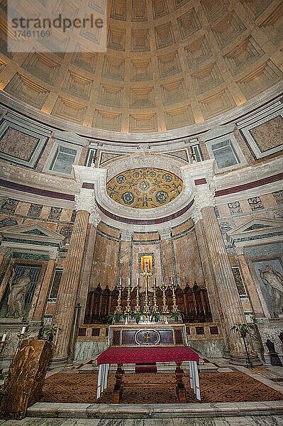 Christlicher Altar in altrömischer Tempel Pantheon  Rom  Latium  Italien  Europa