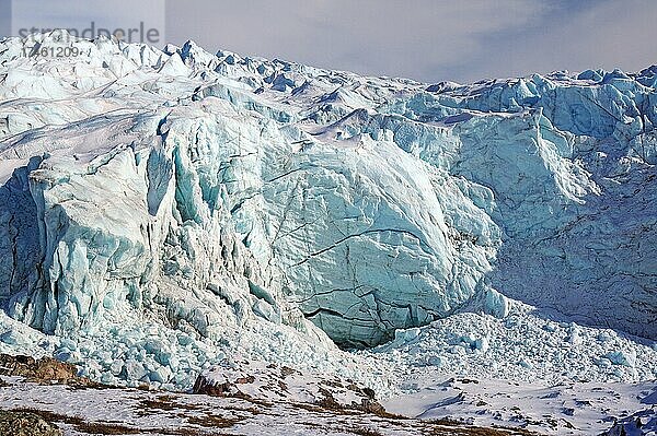 Große Eisfront eines Gletschers mit Spalten und Rissen  Russel Gletscher  Arktis  Nordamerika  Distrikt Sisimiut  Qeqqata Kommunia  Kangerlussuaq  Grönland  Dänemark  Nordamerika