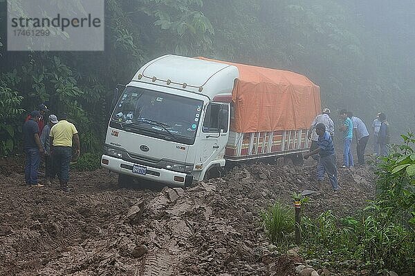 Lastwagen steckt im Schlamm der Ruta 3 bei Nebel  Yungas  bei Caranavi  Departement La Paz  Bolivien  Südamerika