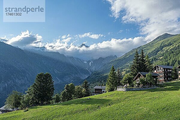 Ortsbild mit dem Großen Wannenhorn und dem Risihorn  Bellwald  Wallis  Schweiz  Europa