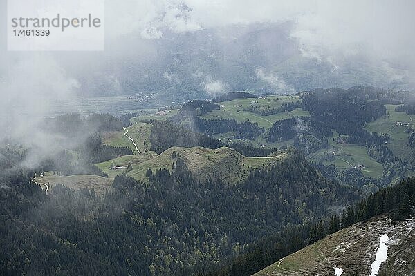 Nebel und Wolken zieht über Landschaft  Ausblick vom Geigelstein  Chiemgauer Alpen  Bayern  Deutschland  Europa