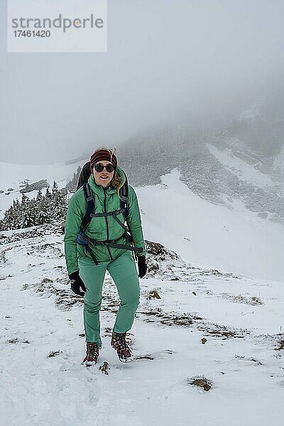Wanderin im Schnee  Wanderung auf den Geigelstein  Chiemgauer Alpen  Bayern  Deutschland  Europa