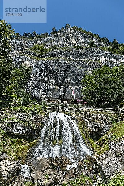 Gebäudeensemble mit Wasserfall vor den Sankt Beatushöhlen  Beatenberg  Berner Oberland  Schweiz  Europa