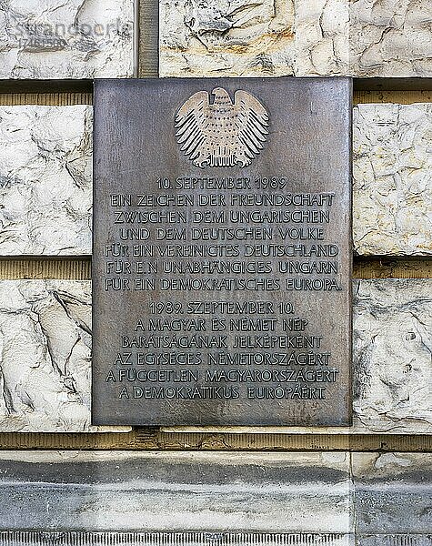 Bronzetafel mit Inschrift an der Außenfassade des Reichstag  Berlin  Deutschland  Europa