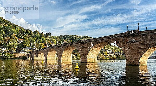 Heidelberg mit der Alten Brücke und dem Schiffsverkehr auf dem Neckar  Heidelberg  Baden-Württemberg  Deutschland  Europa