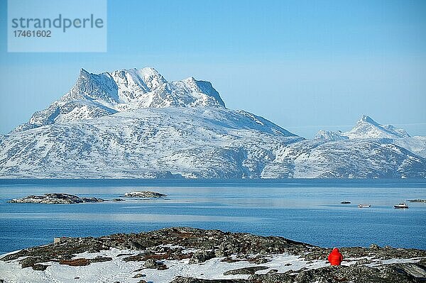 Einzelne Person mit roter Jacke in Winterlandschaft  Fjord mit Schnee und Eis  Nuuk  Hauptstadt  Nordamerika  grönland  Dänemark  Europa