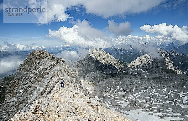Wanderer am Wettersteingrad  Patenkirchner Dreitorspitze  Wettersteingebirge  Garmisch-Partenkirchen  Bayern  Deutschland  Europa