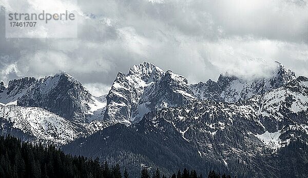Ausblick vom Chiemgau  Karlspitzen  Kaisergebirge im Winter  Tirol  Österreich  Europa