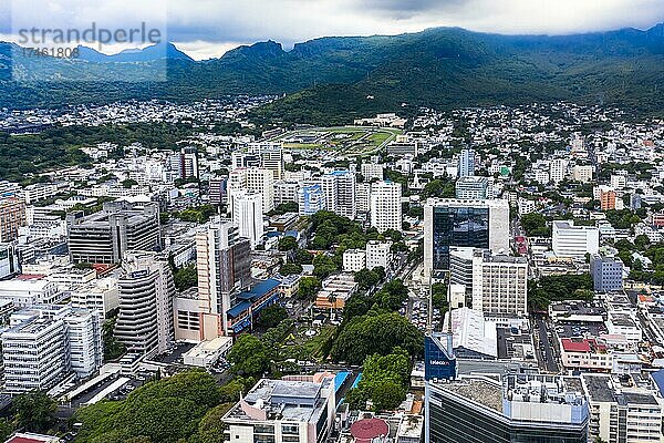 Luftaufnahme  Stadtansicht Port Louis mit Hafen  Altstadt und Finanzdistrikt  Mauritius  Afrika