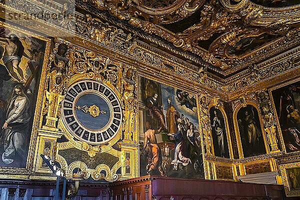 Sala del Collegio mit Wanduhr  Verzierte Wand  Fresko und Gemälde  Innenaufnahme  Dogenpalast  Palazzo Ducale  Venedig  Venetien  Italien  Europa