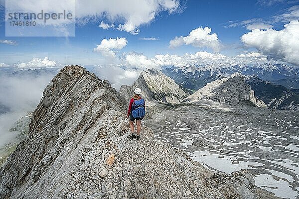 Wanderin am Wettersteingrad  Patenkirchner Dreitorspitze  Wettersteingebirge  Garmisch-Partenkirchen  Bayern  Deutschland  Europa