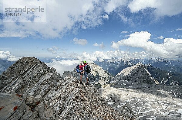 Junges Paar umarmt sich am Gipfel  Wettersteingrad  Patenkirchner Dreitorspitze  Wettersteingebirge  Garmisch-Partenkirchen  Bayern  Deutschland  Europa