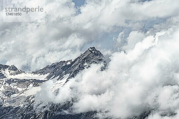 Gipfel der Zugspitze  Zugspitzplatt  Gipfel mit Zugspitzbahn  Wettersteingebirge  Garmisch-Partenkirchen  Bayern  Deutschland  Europa