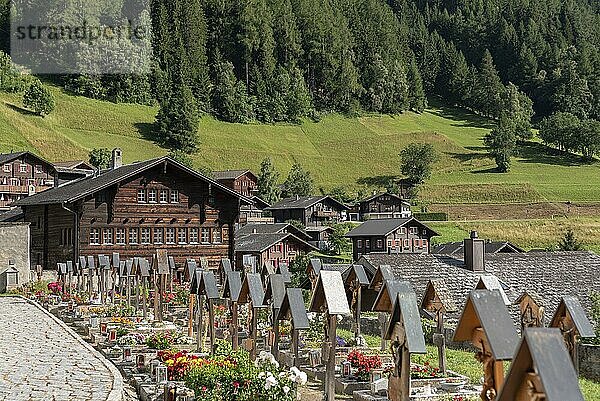 Ortsbild mit Friedhof  Ernen  Wallis  Schweiz  Europa