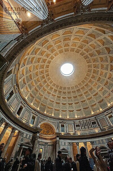 Innenraum von altrömischer Tempel Pantheon mit Kuppel  Kassettendecke  Oculus  Rom  Latium  Italien  Europa