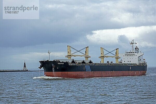 Frachtschiff Visayas passiert die Kugelbake  Elbe  Cuxhaven  Niedersachsen  Deutschland  Europa