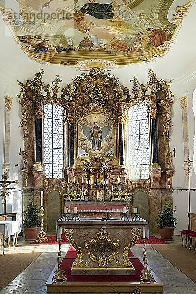 Hauptaltar  Kirche St. Otmar steht unter Denkmalschutz  Eutenhausen  Allgäu  Schwaben  Bayern  Deutschland  Europa