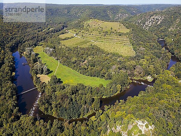 Drohnenaufnahme  Blick auf eine Schleife der Thaya und den Sobes Weinberg am Aussichtspunkt Vyhlidka Devet mlynu  Neun Mühlen  Tschechien  Europa