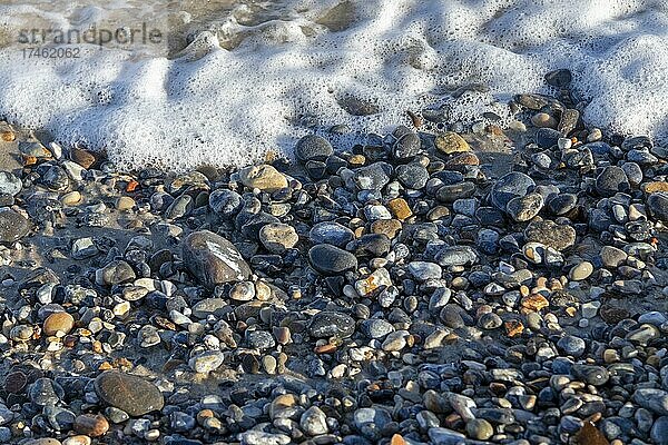 Steine und Schaum am Strand  Düne  Insel Helgoland  Schleswig-Holstein  Deutschland  Europa